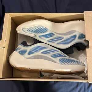 Adidas Yeezy 700 v3 Kyanite size 12, used 9/10 condition